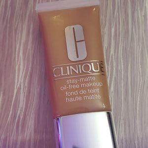 New CLINIQUE sand